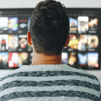 英会話の教材を使って独学するのが難しいという人は好きな番組を観る